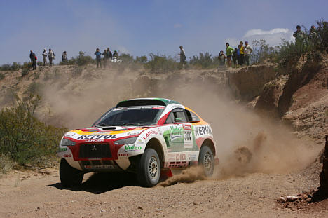 Stephane Peterhansel i Mitsubishi Racing Lancer har bevaret sine chancer i Dakar rallyet ved at rykke nærmere den førende bil.
